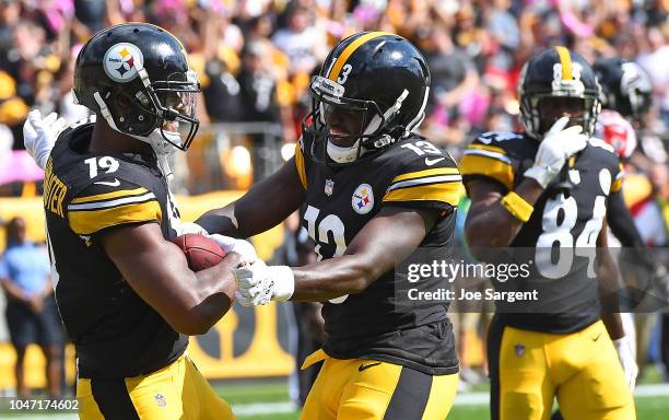 JuJu Smith-Schuster of the Pittsburgh Steelers celebrates with James Washington after an 18-yard touchdown reception in the first quarter during the...