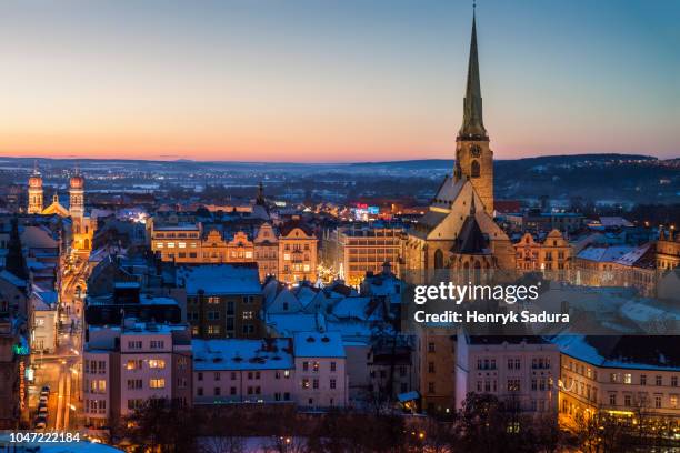 st. bartholomew cathedral in pilsen - plzeň - fotografias e filmes do acervo