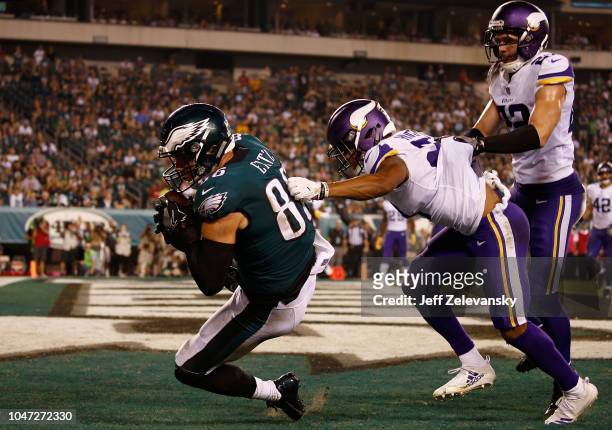 Tight end Zach Ertz of the Philadelphia Eagles makes a touchdown against cornerback Mike Hughes and free safety Harrison Smith of the Minnesota...