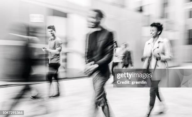 uomini d'affari che camminano per strada - bianco e nero foto e immagini stock