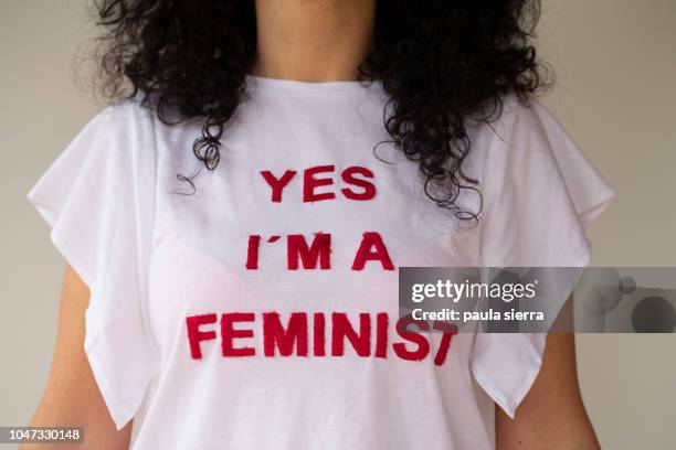 woman wearing a feminist tshirt - starke frau stock-fotos und bilder