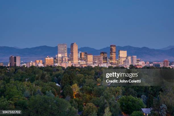 skyline, neighborhoods, front range, rocky mountains, denver, colorado - denver stockfoto's en -beelden