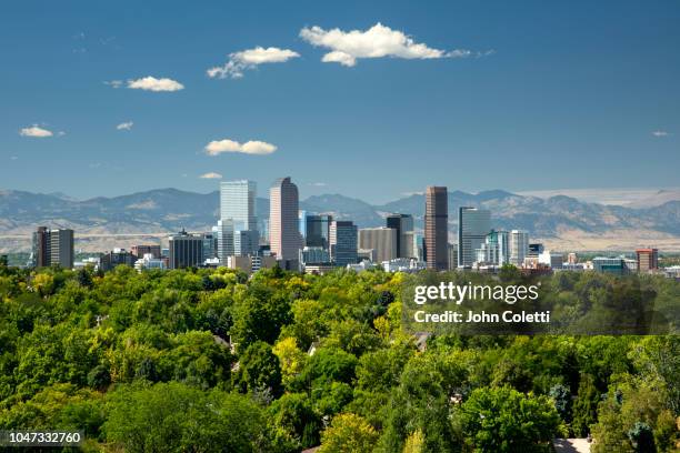 skyline, neighborhoods, front range, rocky mountains, denver, colorado - denver photos et images de collection