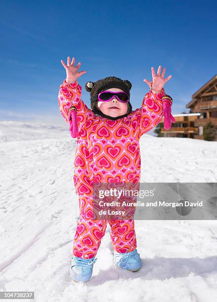 winter sports holiday - baby in sunglass stockfoto's en -beelden