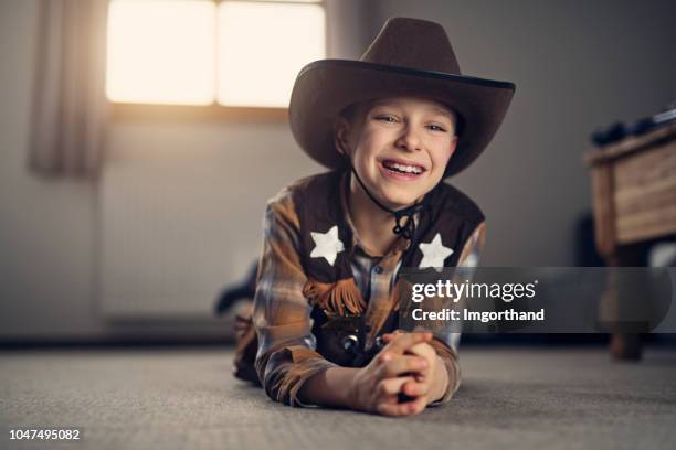 kleiner junge verkleidet als cowboy - cowboy costume stock-fotos und bilder