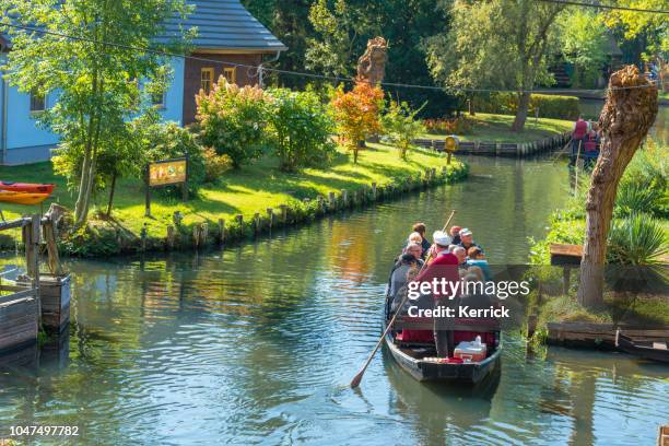 spreewald lübbenau, lehde--在森林河橋下的小船遊客 - 史普雷 個照片及圖片檔