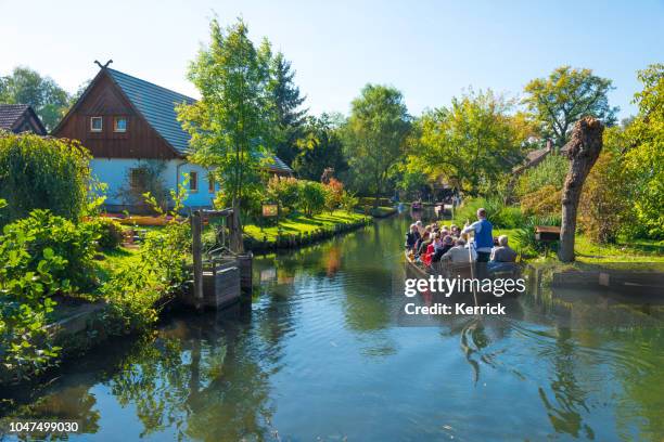 spreewald lübbenau, lehde--在森林河橋下的小船遊客 - 史普雷 個照片及圖片檔