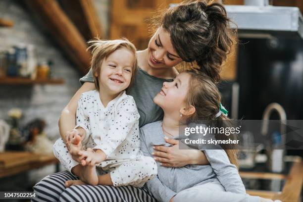 buona madre che trascorre del tempo con i suoi figli piccoli a casa. - famiglia con due figli foto e immagini stock