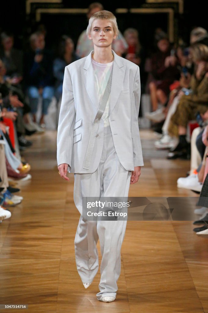 Stella McCartney : Runway - Paris Fashion Week Womenswear Spring/Summer 2019