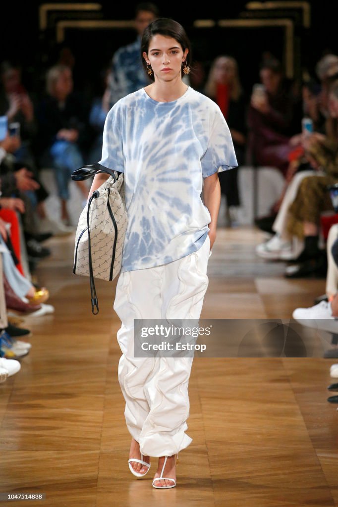 Stella McCartney : Runway - Paris Fashion Week Womenswear Spring/Summer 2019