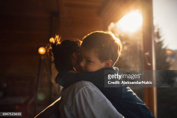 liefdevolle mijn jongen - family hug stockfoto's en -beelden