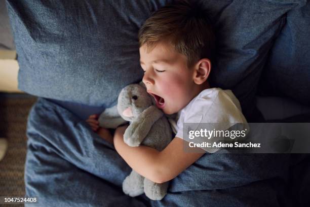 la nuit chemise de nuit, sommeil serré - boy sleeping bed photos et images de collection