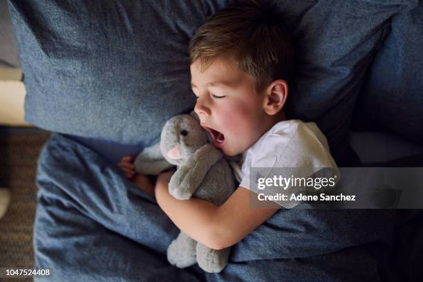 nighty nacht, slaap strak - kids sleep in bed stockfoto's en -beelden