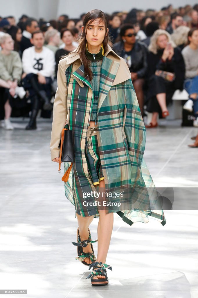 Sacai : Runway - Paris Fashion Week Womenswear Spring/Summer 2019