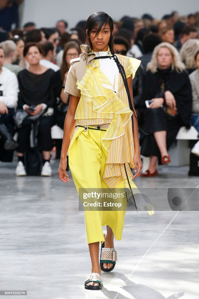 Sacai : Runway - Paris Fashion Week Womenswear Spring/Summer 2019