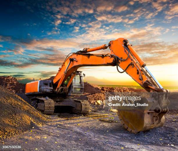excavadora enorme en la noche. - pala-parte-de-un-vehículo fotografías e imágenes de stock