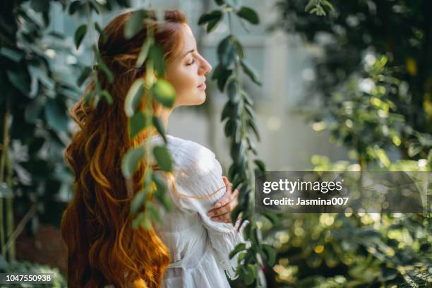 mujer soñadora en ambiente tropical - beautiful nature fotografías e imágenes de stock