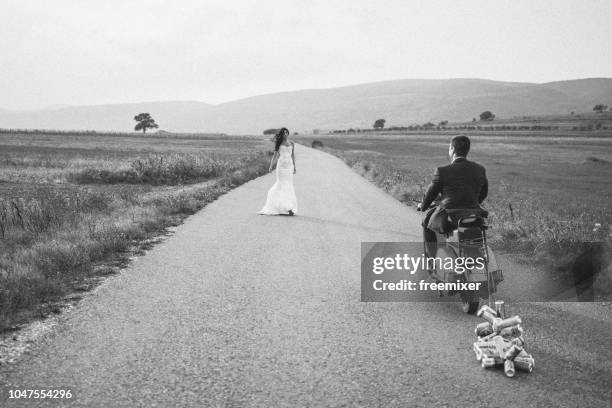 just married - runaway groom stock pictures, royalty-free photos & images