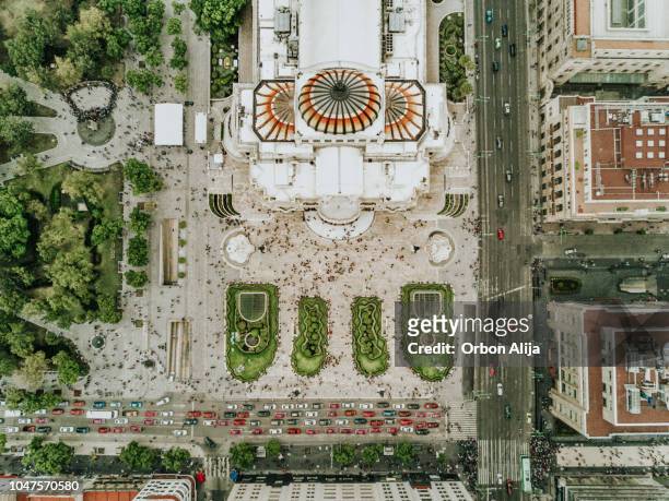 luftaufnahme von einer kreuzung in mexiko-stadt - palacio de bellas artes stock-fotos und bilder