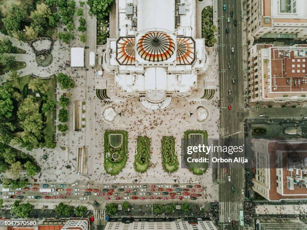 luchtfoto van een kruising in mexico-stad - palacio de bellas artes stockfoto's en -beelden