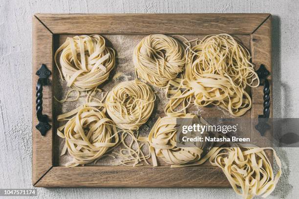 homemade uncooked pasta - linguine photos et images de collection