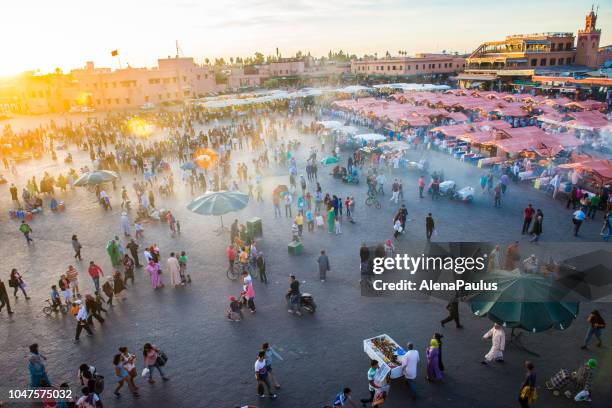 晚上 djemaa el fna 廣場與庫圖比亞清真寺，摩洛哥馬拉喀什 - djemma el fna square 個照片及圖片檔