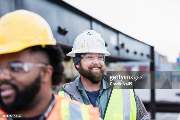 havenarbeiders bij shipping poort - dock worker stockfoto's en -beelden