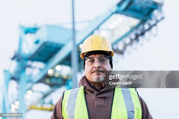 hispanic dock arbeiter im verschiffungshafen - dockarbeiter stock-fotos und bilder