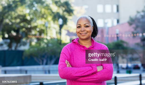 volwassen afro-amerikaanse vrouw buitenshuis in stad - curvy black women stockfoto's en -beelden