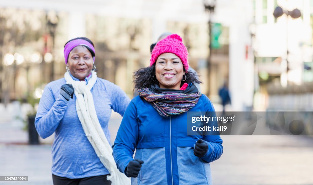 Matures femmes afro-américaines en ville, exercice