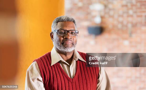 homme senior afro-américain, lunettes et pull gilet - sweater vest photos et images de collection
