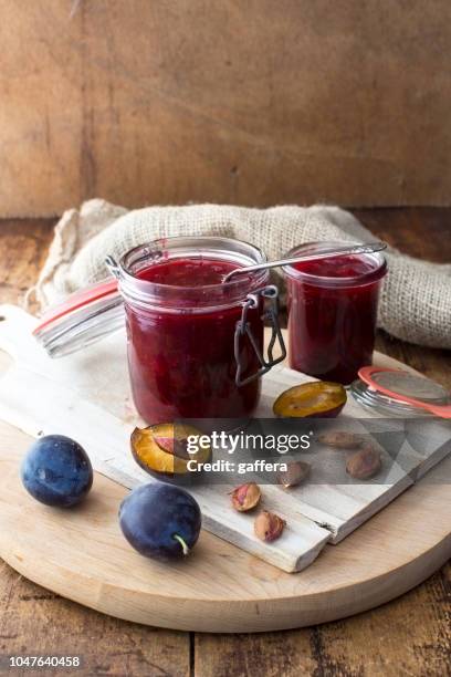 pflaume marmelade im glas - pflaume stock-fotos und bilder