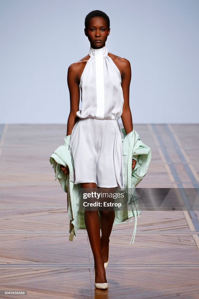 Valentin Yudashkin : Runway - Paris Fashion Week Womenswear Spring/Summer 2019