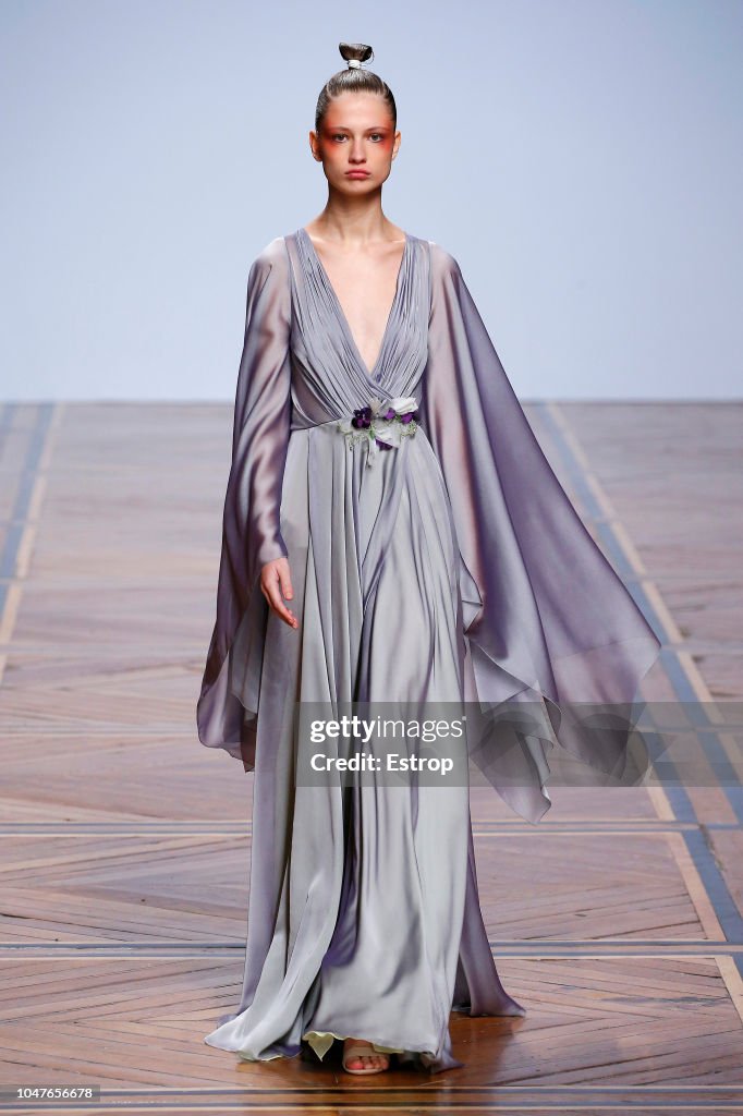 Valentin Yudashkin : Runway - Paris Fashion Week Womenswear Spring/Summer 2019