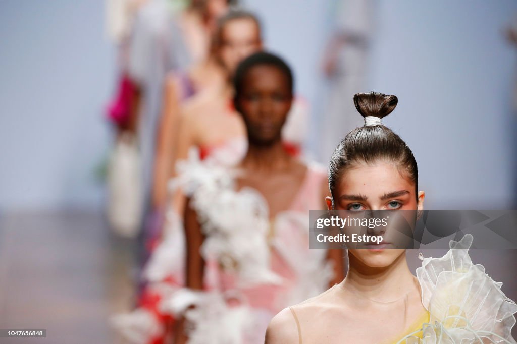 Valentin Yudashkin : Runway - Paris Fashion Week Womenswear Spring/Summer 2019