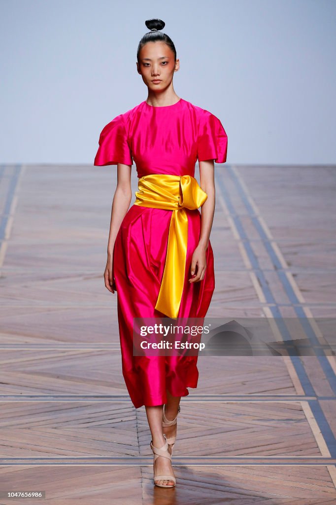 Valentin Yudashkin : Runway - Paris Fashion Week Womenswear Spring/Summer 2019