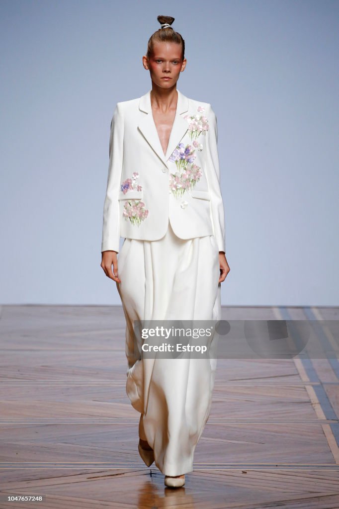 Valentin Yudashkin : Runway - Paris Fashion Week Womenswear Spring/Summer 2019