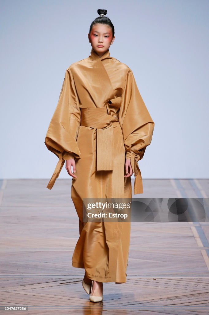 Valentin Yudashkin : Runway - Paris Fashion Week Womenswear Spring/Summer 2019