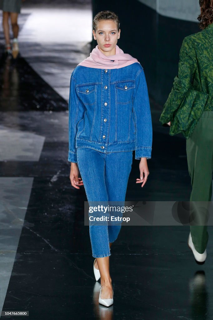 A.P.C : Runway - Paris Fashion Week Womenswear Spring/Summer 2019