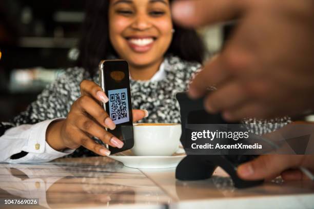 pagamento sem contato por telefone inteligente - security scanner - fotografias e filmes do acervo