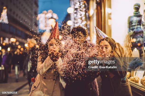 freunde, die silvester feiern - neujahr 2018 stock-fotos und bilder