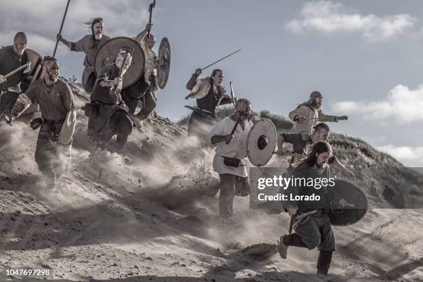 viking-gruppe - historische szene stock-fotos und bilder