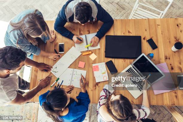 overhead view on business people around desk - vista de cima para baixo mesa imagens e fotografias de stock