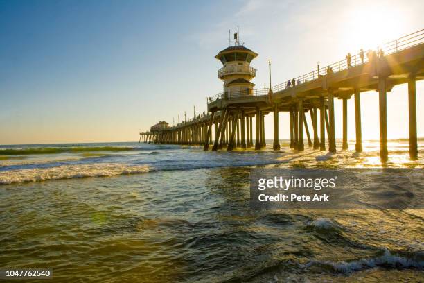 huntington beach pier - huntington beach california stockfoto's en -beelden