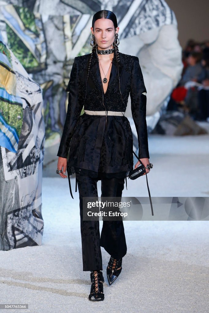 Alexander McQueen : Runway - Paris Fashion Week Womenswear Spring/Summer 2019