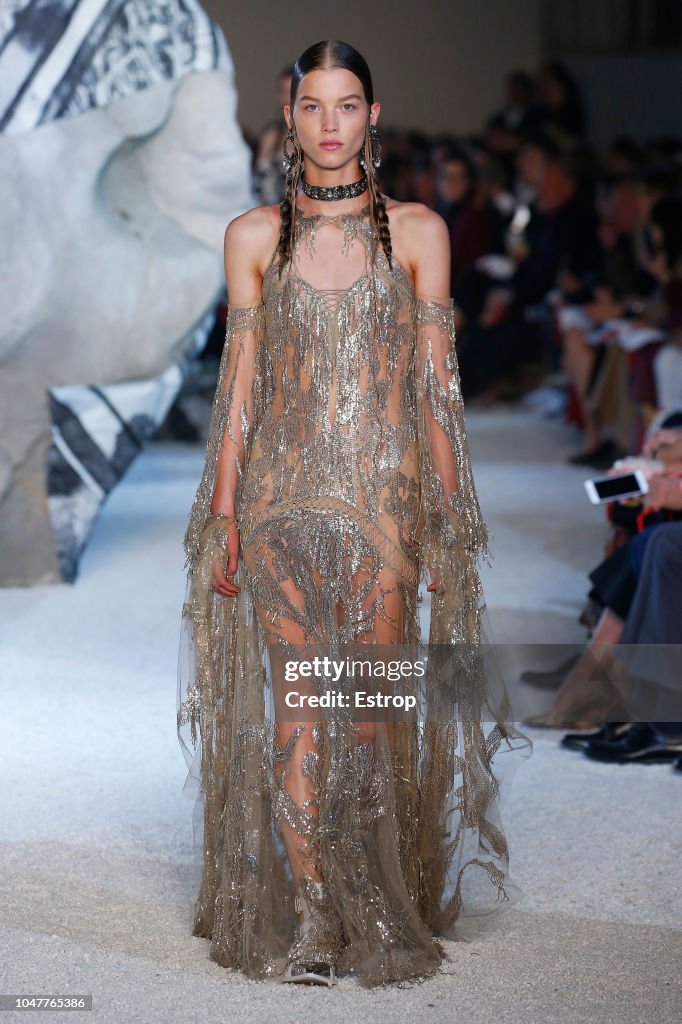 Alexander McQueen : Runway - Paris Fashion Week Womenswear Spring/Summer 2019