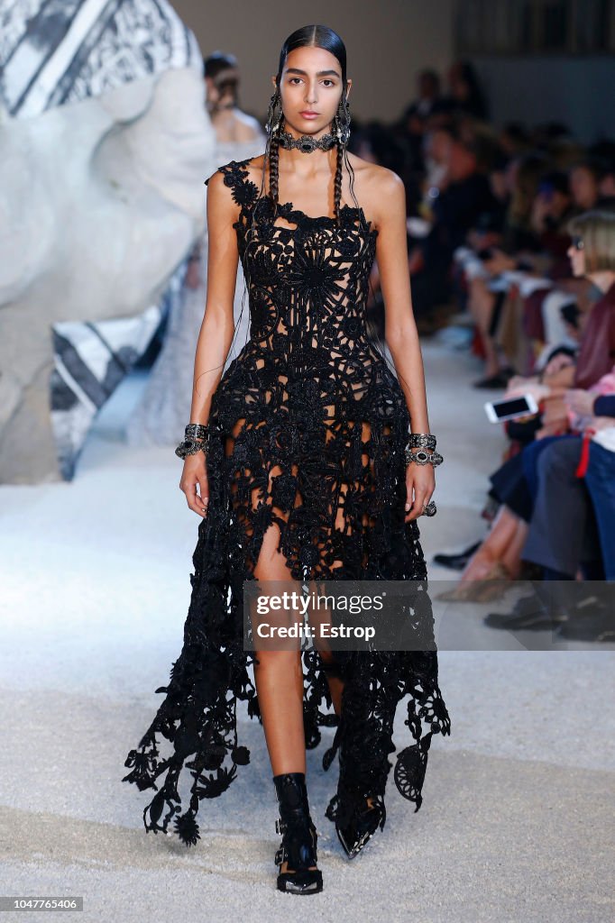 Alexander McQueen : Runway - Paris Fashion Week Womenswear Spring/Summer 2019