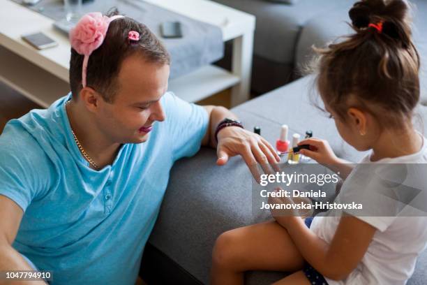 dochter die deel uitmaken van haar vader - manicure stockfoto's en -beelden