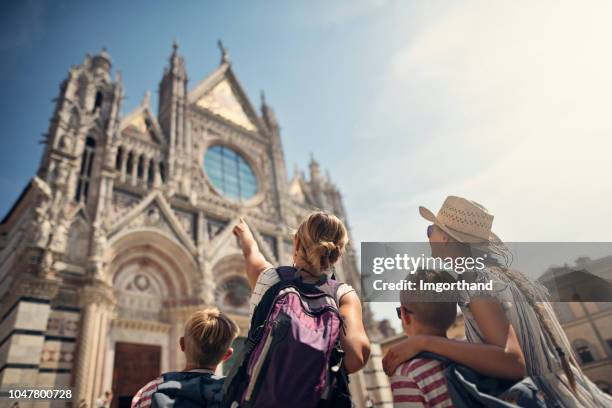 mother and kids sightseeing city of siena, tuscany, italy - mass tourism imagens e fotografias de stock