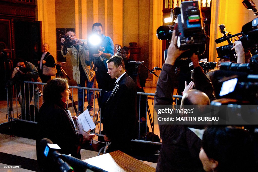 French rogue trader Jerome Kerviel (C),